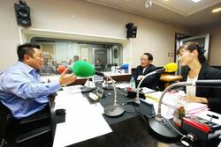 「マット安川のずばり勝負」スタジオ風景／マット安川、平沢勝栄、加藤知華／前田せいめい撮影