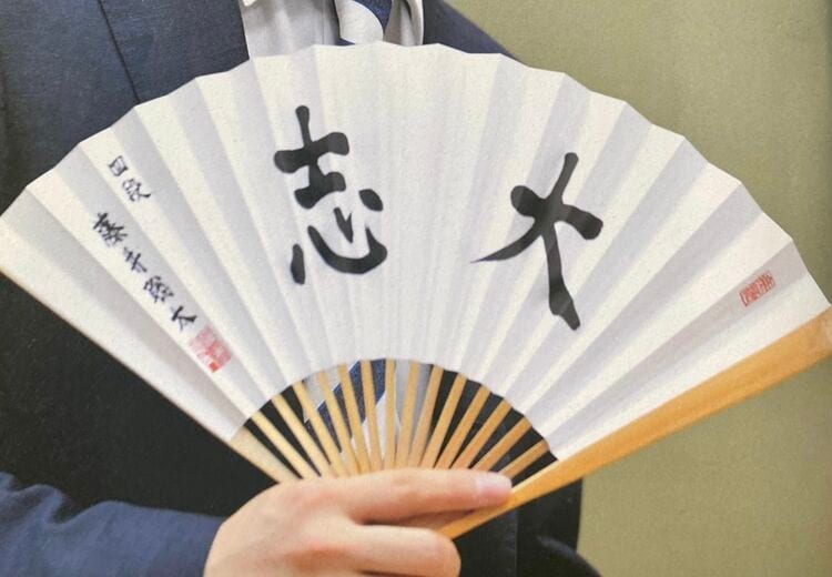 写真ギャラリー1枚め｜将棋棋士と扇子の関係、対局中の扇子の音が