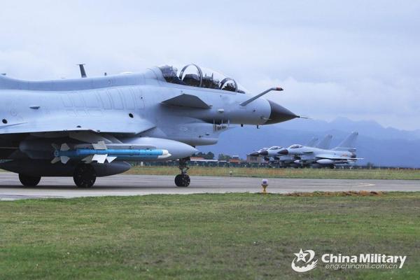 飛来する中国軍の戦闘機 爆撃機を徹底調査 その実力は 戦闘機の数は自衛隊の4倍 性能も劇的改善しているが 1 7 Jbpress ジェイビープレス