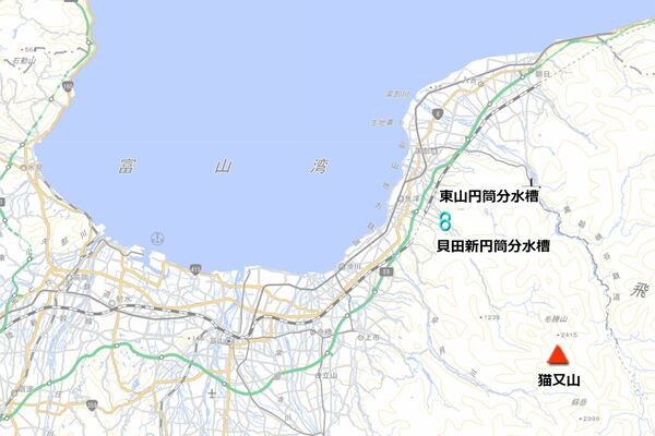 水源地の猫又山、東山円筒分水、富山湾の位置関係(国土地理院)