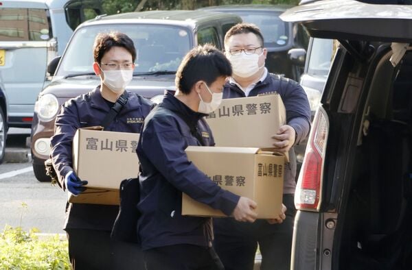 富山大の五福キャンパスを家宅捜索する富山県警の捜査員(写真:共同通信社)