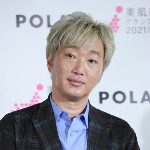 お笑いコンビ「スピードワゴン」メンバーの小沢一敬（2021年11月11日、ポーラの「ニッポン美肌県グランプリ2021」発表会で、写真：共同通信社）