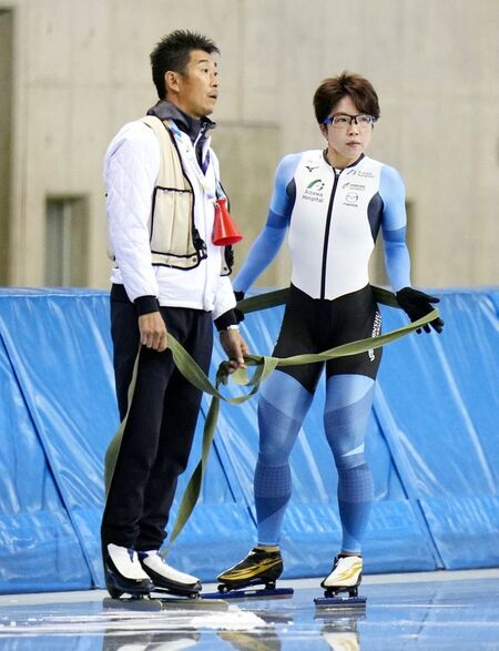 スピードスケート全日本距離別選手権の公式練習で調整する小平奈緒と結城匡啓コーチ（2021年11月15日、写真：共同通信社）