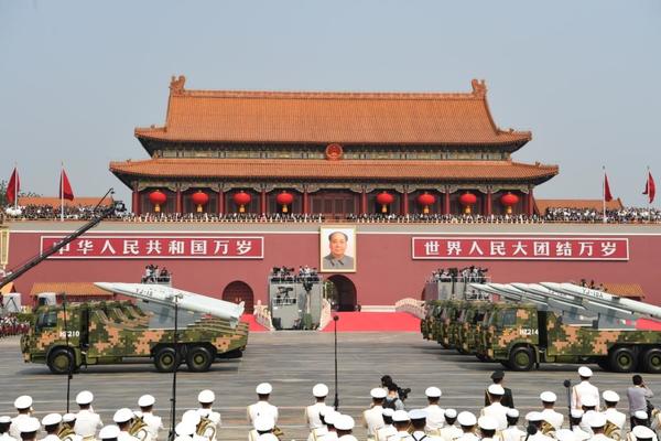 中国建国70周年軍事パレードが示す本音と虚構 人民解放軍の狙いと弱点が見えた 1 7 Jbpress ジェイビープレス