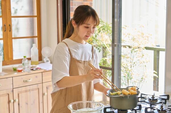 フリットを揚げる中川さん