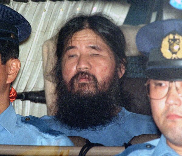 移送されるオウム真理教の松本智津夫被告(当時)(写真:共同通信社)