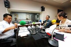 「マット安川のずばり勝負」スタジオ風景／マット安川、稲村公望、加藤知華／前田せいめい撮影