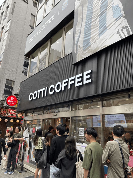 池袋にオープンした『庫迪咖啡』。中国の若者たちの大行列ができていた