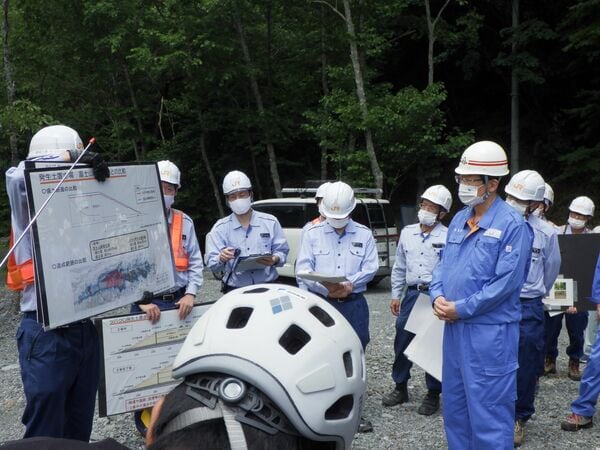 2022年8月、リニア工事の現場を視察する川勝知事（写真：筆者撮影）
