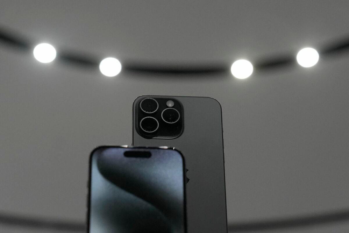 Apple、iPhoneのAI拡充をどう実現するのか SLMが鍵 EV開発中止