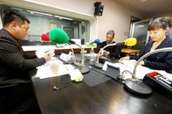 「マット安川のずばり勝負」スタジオ風景／マット安川、稲村公望、加藤知華／前田せいめい撮影