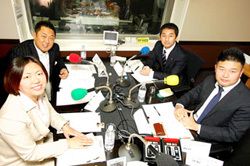 「マット安川のずばり勝負」楠梨恵子、マット安川、くさま剛、三宅隆介／前田せいめい撮影