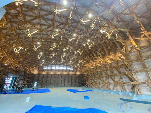 「エバーフィールド木材加工場」。木材はすべて熊本県産の小国杉を用いている。設計：アトリエ・シムサ、kittan studio、3916（写真：宮沢洋）