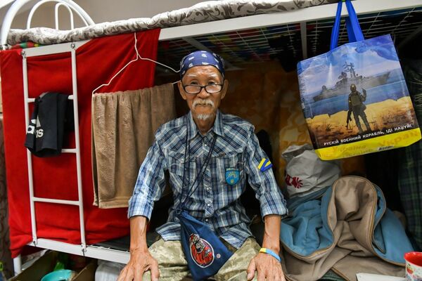 ハルキウの地下鉄構内に避難する住民の支援をするうち、宿泊費の節約と支援物資のニーズを知るために一緒に住み始めた（2022年8月）