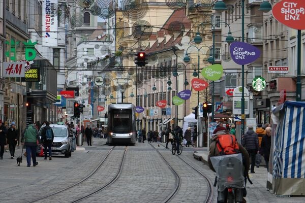 路面電車が走るリンツの街並み。公共交通が市民の足になっている様子がうかがえる 