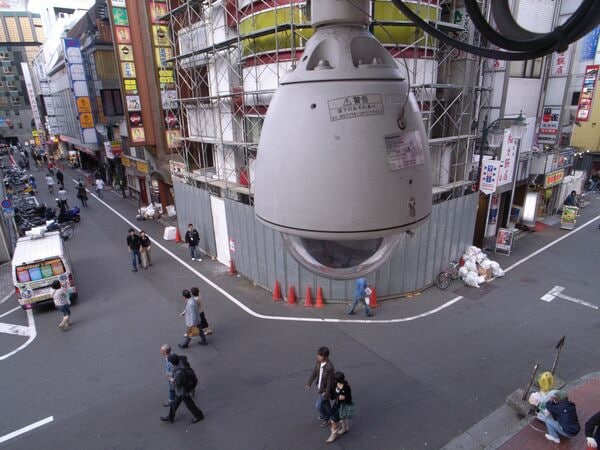 新宿・歌舞伎町の防犯カメラ。2006年10月時点。20年近く前の歌舞伎町はこんな感じだった（写真：明田和也/アフロ）