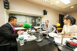 「マット安川のずばり勝負」スタジオ風景／マット安川、藤木幸夫、加藤知華／前田せいめい撮影