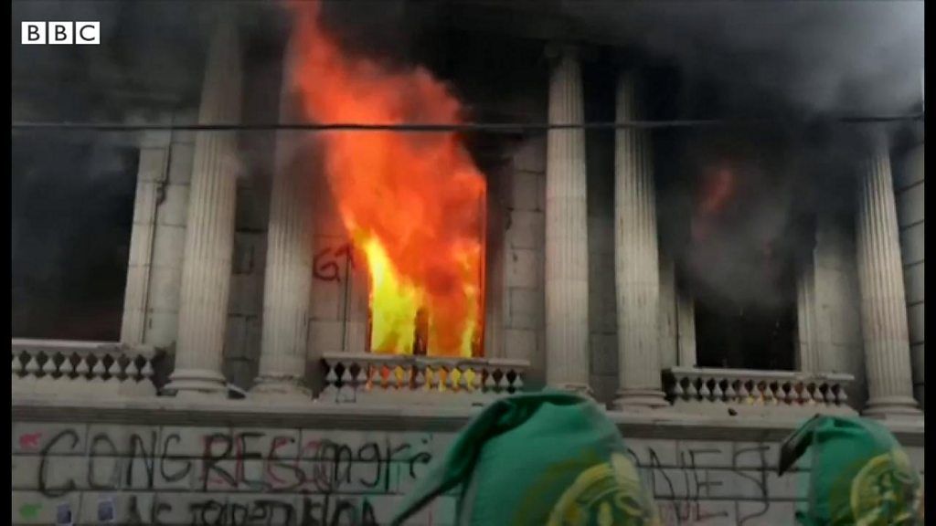 南米グアテマラ、反政府デモで議事堂に放火