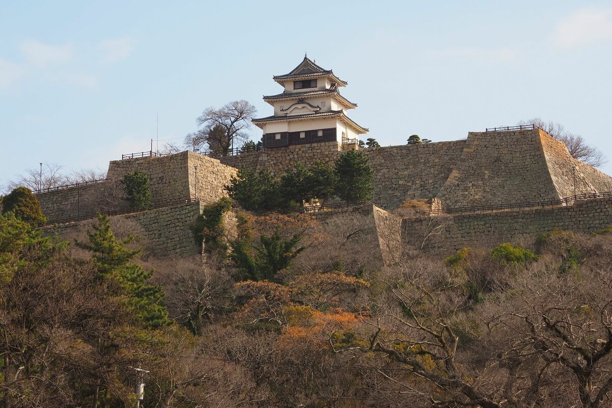 尋常ならざる石の要塞・丸亀城、現存十二天守の中で最も小ぶりでも凝っ
