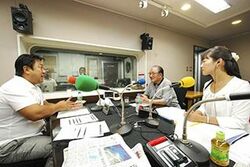 「マット安川のずばり勝負」スタジオ風景／マット安川、藤木幸夫、加藤知華／前田せいめい撮影