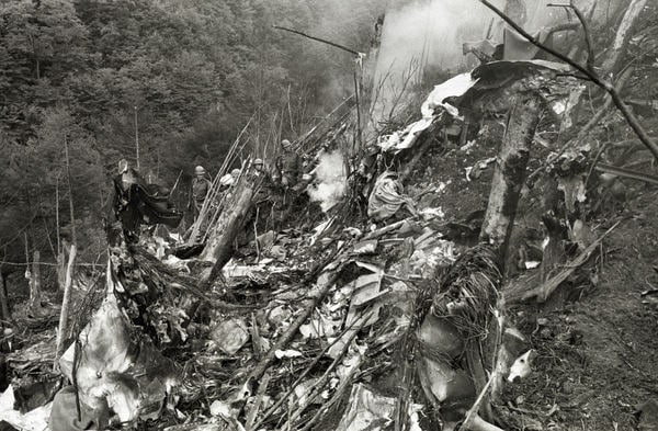 御巣鷹山 カメラマンが事故直後に見た忘れ得ぬ光景 夕闇の中で鮮烈な印象を残した 遺体のつま先のパールピンク 2 5 jbpress japan business press