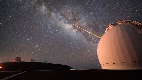 2万5600光年の彼方、銀河中心で何が起きている？ 銀河中心のモンスター