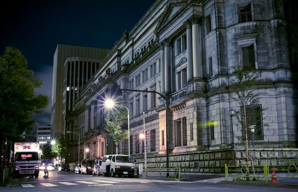 夜の日本銀行