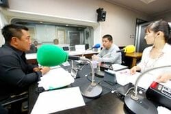 「マット安川のずばり勝負」スタジオ風景／マット安川、佐藤優、加藤知華／前田せいめい撮影