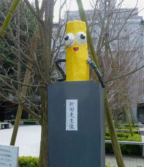 2013年の折田先生像は、ロッテのお菓子のキャラクター「ノッポトッポちゃん」（写真：共同通信社）