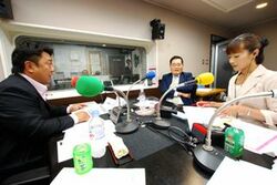 「マット安川のずばり勝負」スタジオ風景／マット安川、亀井静香、加藤知華／前田せいめい撮影