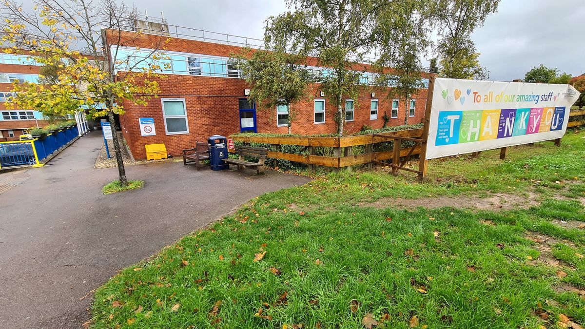 写真ギャラリー2枚め｜チャールズ国王の2倍の資産を持つ英国の新首相、リシ・スナクとは何者なのか 非白人・アジア系・ヒンズー教徒の新首相、混乱