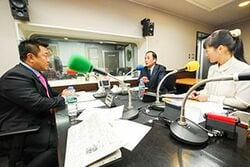 「マット安川のずばり勝負」スタジオ風景／マット安川、上田清司、加藤知華／前田せいめい撮影