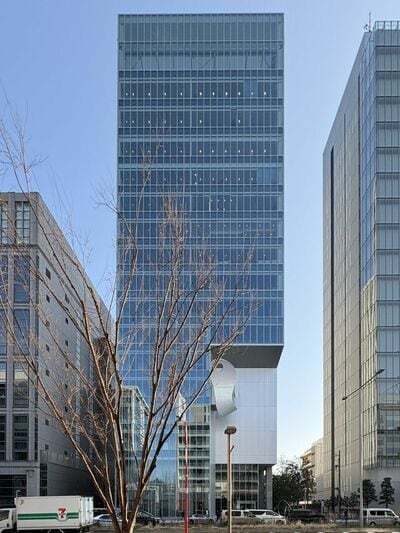 「ポーラ⻘山ビルディング」のファサード。アートワークを支える構造体は、中に人が入れるようになっているらしい。設計：安田アトリエ、久米設計（写真：宮沢洋）