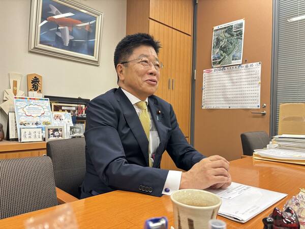 加藤勝信（かとう・かつのぶ） 1955（’昭和30）年11月生まれ。東京都出身。東大卒。大蔵省（現財務省）を経て、2003（平成15）年衆院選で比例代表中国ブロックから初当選。官房副長官、厚生労働相、党総務会長、官房長官などを歴任。衆院当選7回。