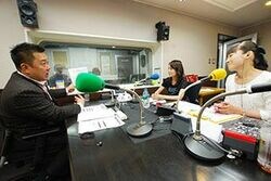 「マット安川のずばり勝負」スタジオ風景／マット安川、池内ひろ美、加藤知華／前田せいめい撮影