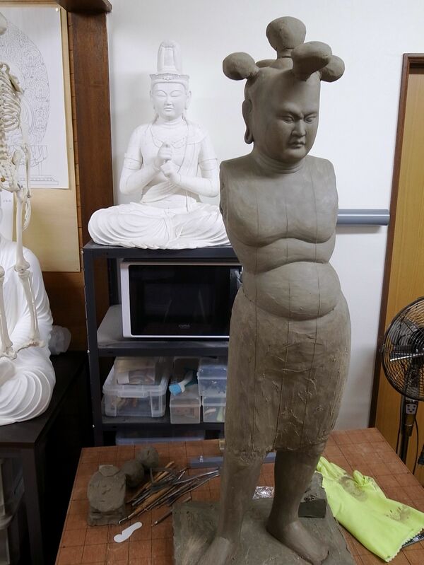 その彫刻は、なぜ拝みたくなるのか？ 「超絶技巧」の現代アート（仏師