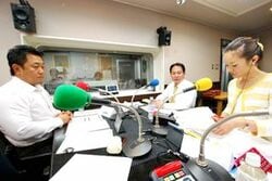 「マット安川のずばり勝負」スタジオ風景／マット安川、小山和伸、加藤知華／前田せいめい撮影