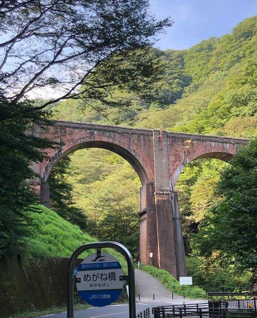 国道からめがね橋の上に上っていく道がある（写真：吉川弘道）