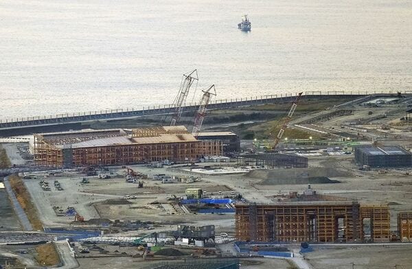 2025年大阪・関西万博の会場となる大阪市の人工島・夢洲で進む建設作業（写真：共同通信社）