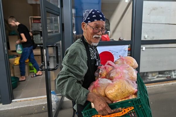 「FuMi Caffe」で働く土子さん。74歳での開店だった