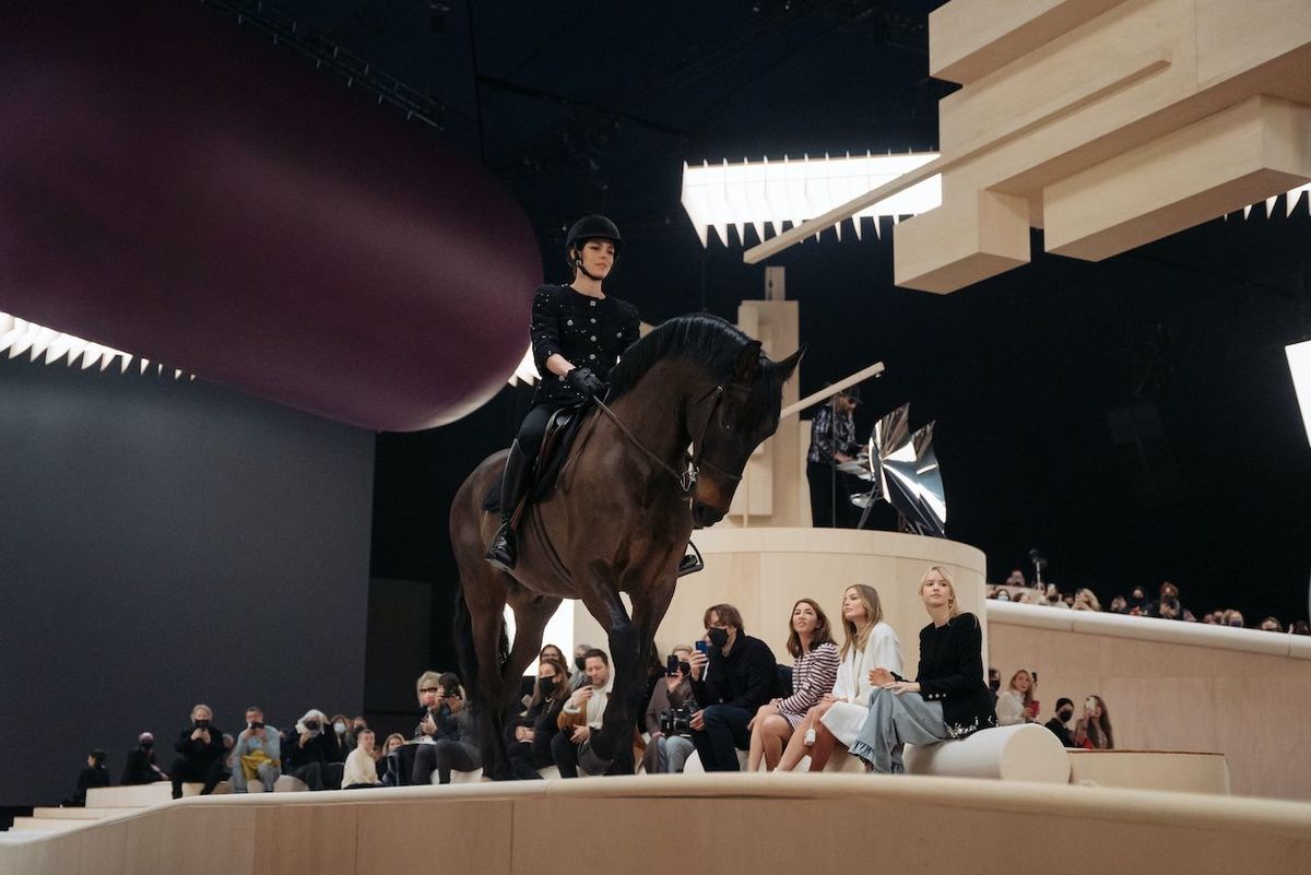 ディオールのエレガンス、シャネルのリアルモード。今オートクチュール