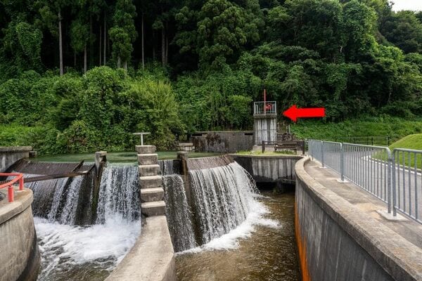 円筒分水の横に、展望用の台があり、階段で上れる