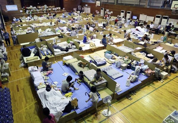 2018年07月、西日本に豪雨をもたらした台風21号を警戒し、岡山県倉敷式真備町地区の避難所で過ごす人たち