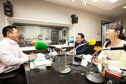 「マット安川のずばり勝負」スタジオ風景／マット安川、平沢勝栄、加藤知華／前田せいめい撮影