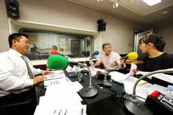 「マット安川のずばり勝負」スタジオ風景／マット安川、押阪忍、加藤知華／前田せいめい撮影