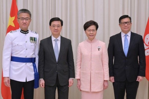 香港特区政府保安局の鄧炳強局長(右端)(2021年6月26日、写真:新華社/共同通信イメージズ)