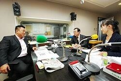 「マット安川のずばり勝負」スタジオ風景／マット安川、浜田和幸、加藤知華／前田せいめい撮影