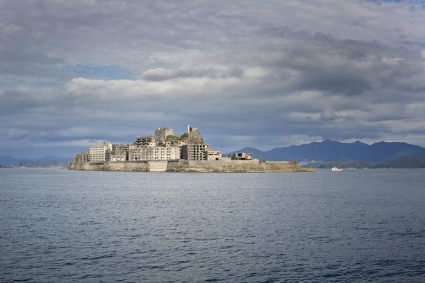 今も色鮮やかによみがえる軍艦島での日常生活 高層アパートの内部 トイレ 風呂 学校生活 島のナイトライフ 1 8 Jbpress ジェイビープレス