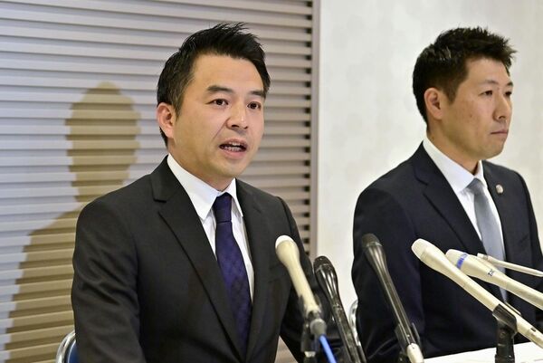 楽天・安楽智大投手のハラスメント疑惑を巡り、記者会見する森井誠之球団社長（左）＝11月30日（写真：共同通信社）