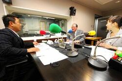 「マット安川のずばり勝負」スタジオ風景／マット安川、藤木幸夫、加藤知華／前田せいめい撮影